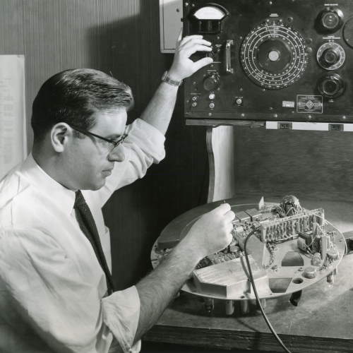 Stanley Cohn and radar apparatus, Illinois Institute of Technology, Chicago, Illinois, ca. 1950s